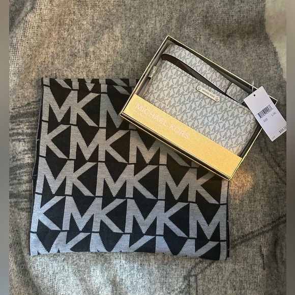 Michael Kors belt purse and scarf set - Picture 1 of 6